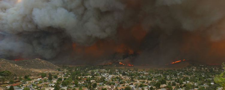 Thomas Fire smoke looms over residential neighborhood