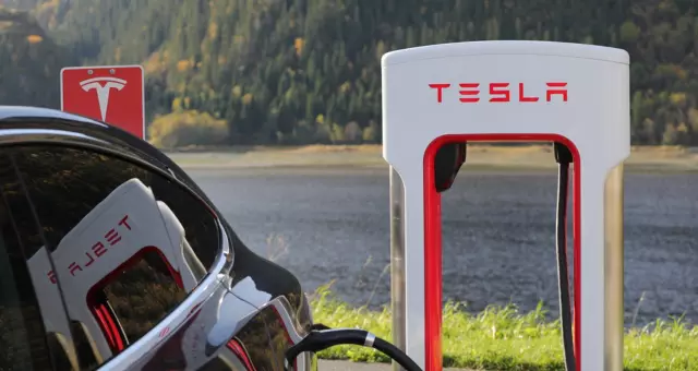 Tesla ordered by Florida jury to pay $243 million in fatal Autopilot crash